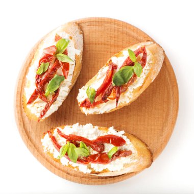 İtalyan sandviç - bruschetta peynir, domates ve fesleğen ile. Üstten Görünüm