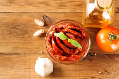 İtalyan meze - kase ahşap masa üzerinde güneşte kurutulmuş domates. Üstten Görünüm