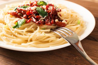 İtalyan yemek - güneşte kurutulmuş domates ve fesleğen ile makarna