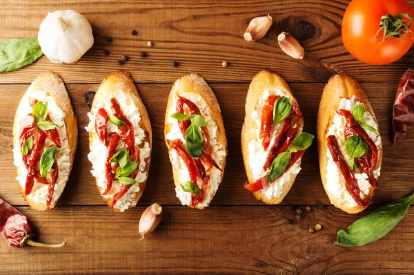 意大利三明治-奶酪、 番茄、 罗勒法棍。顶视图 — 图库照片