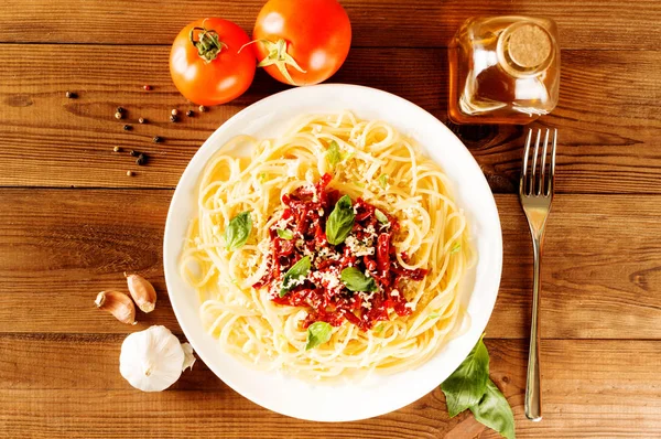 Italienisches Gericht - Pasta mit getrockneten Tomaten und Basilikum. Ansicht von oben — Stockfoto