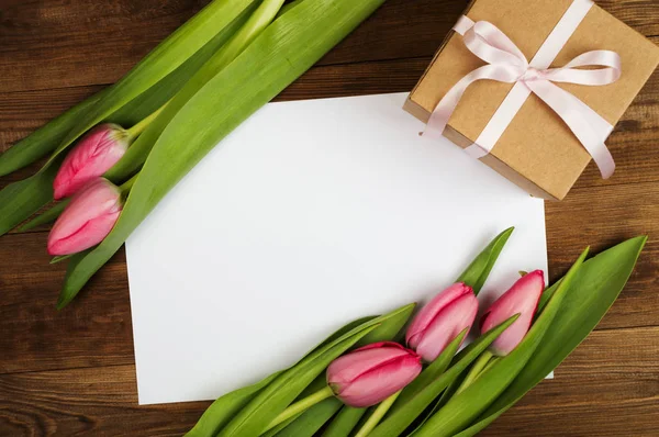 Tulipes roses et papier blanc. Fête des Mères. Fleurs de printemps — Photo