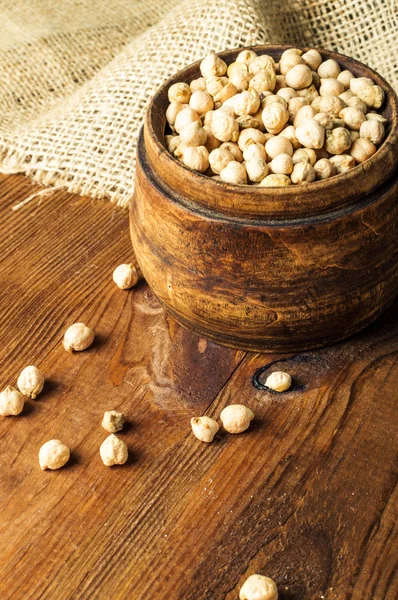 Porción de guisantes en tazón de madera —  Fotos de Stock