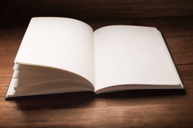 Ahşap masa üzerinde bir not defteri beyaz sayfalar