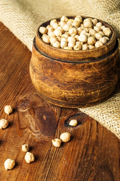 Porción de guisantes en tazón de madera —  Fotos de Stock