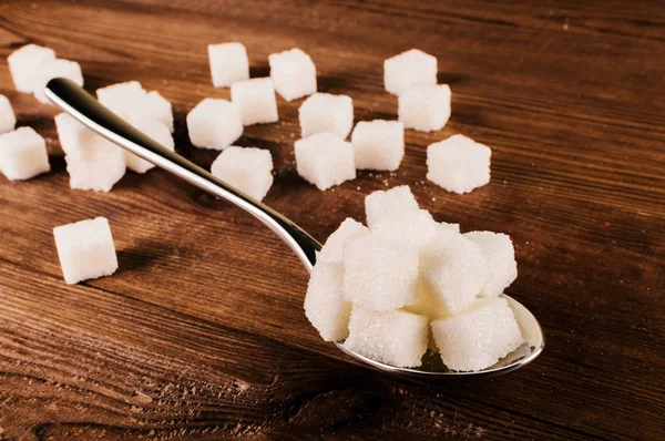 Диабет. Много кубиков сахара в ложке — стоковое фото
