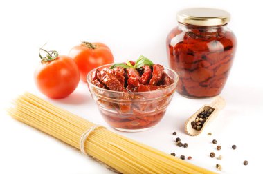 İtalyan spagetti makarna beyaz bir arka plan üzerine yemek pişirmek için malzemeler