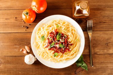 İtalyan yemek - güneşte kurutulmuş domates ve fesleğen ile makarna. Üstten Görünüm