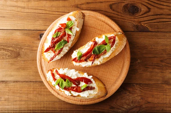 Sanduíches italianos - bruschetta com queijo, tomate e manjericão. Vista superior — Fotografia de Stock