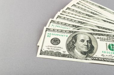 Bir sürü dolar gri arka plan üzerinde
