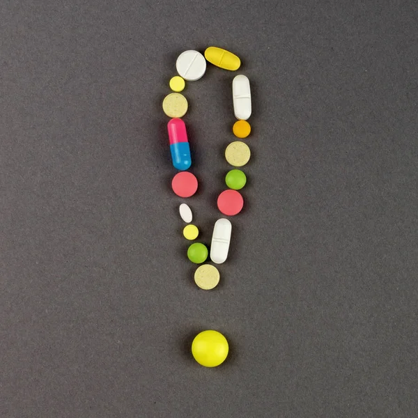感嘆符は、着色された丸薬から作成されました。医療コンセプト — ストック写真