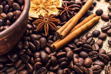 Kahvenin içine tarçın ve anason ile kase