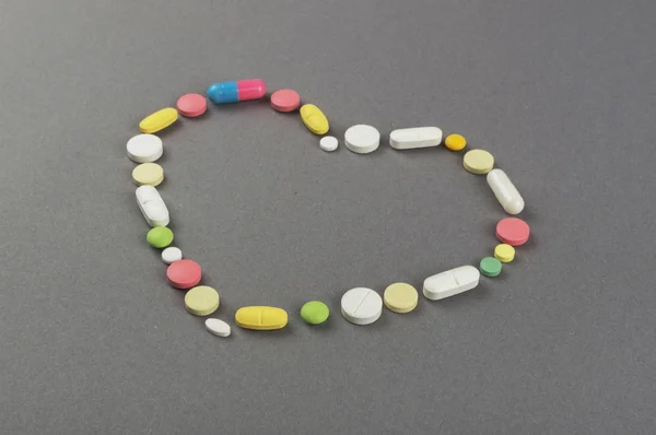 Hart gemaakt van gekleurde pillen. Medische concept — Stockfoto
