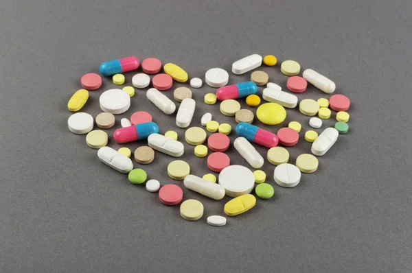 Серце, створене з кольорових таблеток. Медична концепція — стокове фото