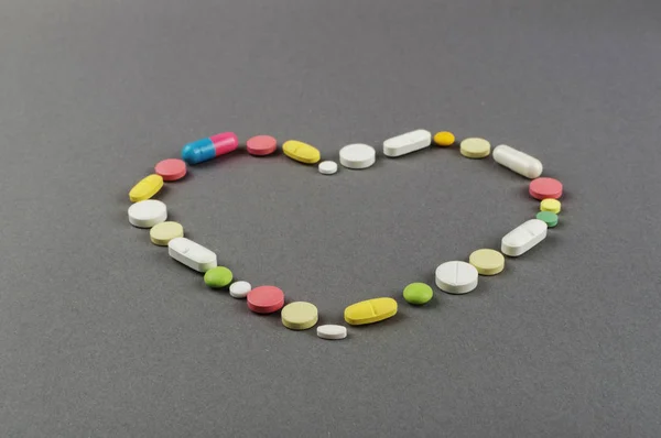 Серце, створене з кольорових таблеток. Медична концепція — стокове фото