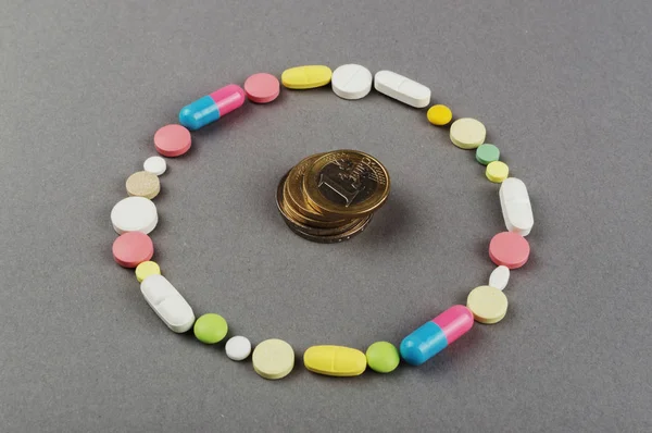 Circle created from colored pills with money. Medical concept — Stock Photo, Image