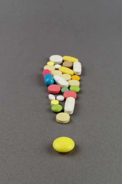 Punto de exclamación creado a partir de píldoras de color. Concepto médico —  Fotos de Stock