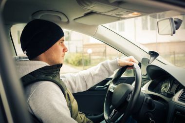 Sürüş güvenliği. Genç bir adam bir araba