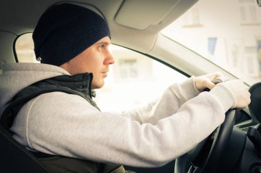 Sürüş güvenliği. Genç bir adam bir araba