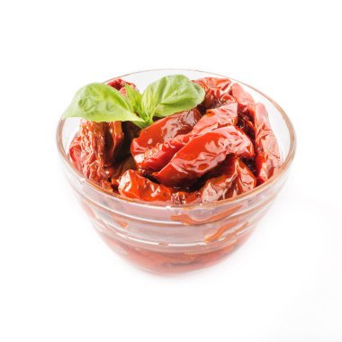 İtalyan meze - kase beyaz arka plan üzerinde güneşte kurutulmuş domates