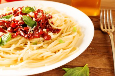 İtalyan yemek - güneşte kurutulmuş domates ve fesleğen ile makarna