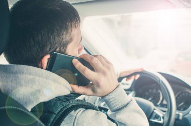 Sürüş tarafından çağrılıyor. Riskli sürücü sürüş sırasında telefon kullanma