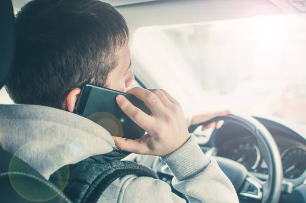 Calling by driving. Risky driver using phone while driving — Stock Photo, Image