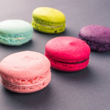 Renkli Fransızca macaroons gri arka plan üzerinde kare