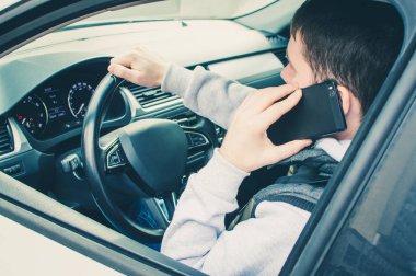 Sürüş tarafından çağrılıyor. Riskli sürücü sürüş sırasında telefon kullanma