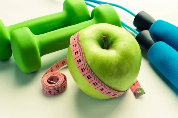 Koncepcja fitness - apple z hantlami, pomiaru taśmy i stetoskop — Zdjęcie stockowe