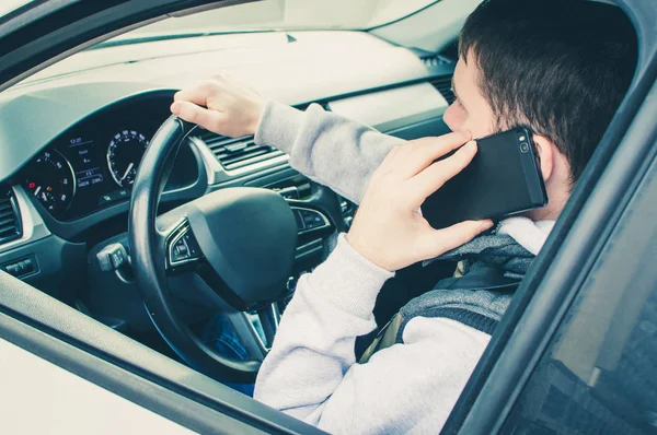 Calling by driving. Risky driver using phone while driving — Stock Photo, Image