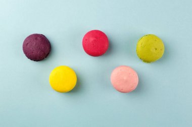 Mavi arka plan, üstten görünüm üzerinde renkli Fransızca macaroons