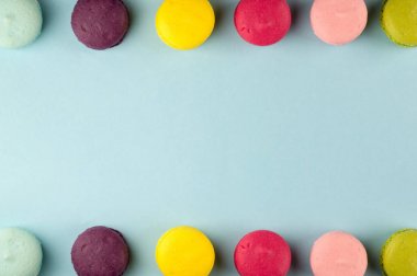 Mavi arka plan, üstten görünüm üzerinde renkli Fransızca macaroons