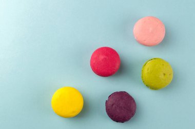 Mavi arka plan, üstten görünüm üzerinde renkli Fransızca macaroons