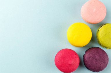 Mavi arka plan, üstten görünüm üzerinde renkli Fransızca macaroons