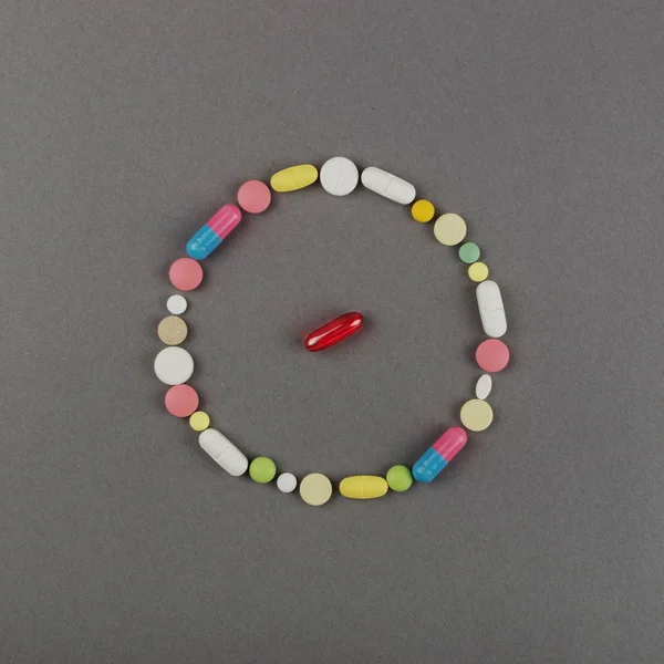 Коло, створене з кольорових таблеток. Медична концепція — стокове фото