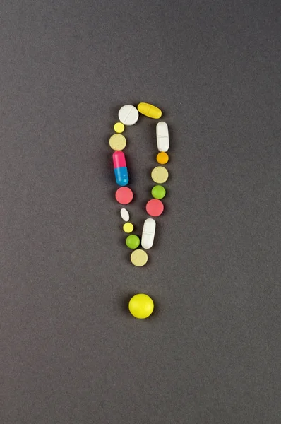 Punto de exclamación creado a partir de píldoras de color. Concepto médico —  Fotos de Stock