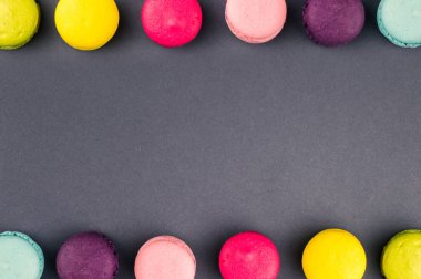 Renkli Fransızca macaroons gri arka planda, üstten görünüm