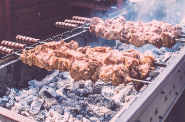 Barbekü yemek. Domuz eti bir şişte kızartılmış olarak görmek. Seçici odak