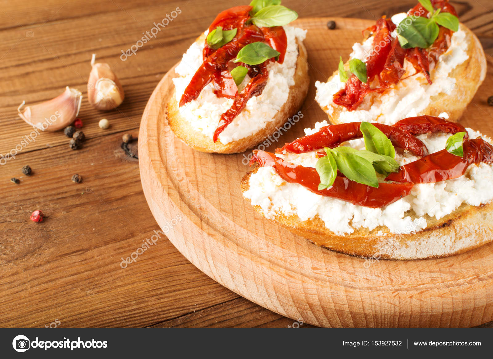 Sanduíches italianos - bruschetta com queijo, tomate e manjericão