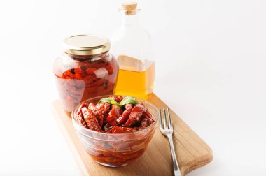 İtalyan yemek - petrol ve baharat ahşap tahta üzerinde güneşte kurutulmuş domates