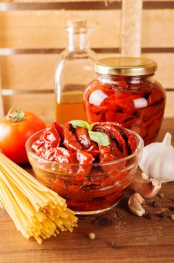 İtalyan spagetti makarna ahşap bir masa üzerine yemek pişirmek için malzemeler