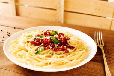 İtalyan yemek - güneşte kurutulmuş domates ve fesleğen ile makarna