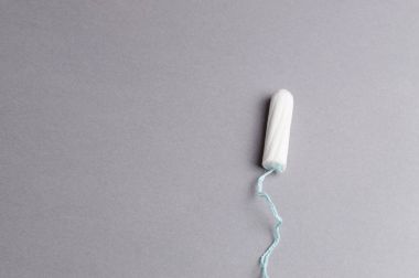 Adet tampon gri bir arka plan üzerinde. Adet döngüsü. Hijyen ve koruma
