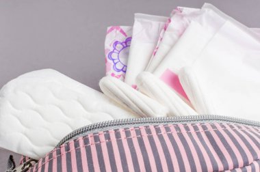 Kozmetik torbada adet tamponları ve pedler. Adet döngüsü. Hijyen ve koruma