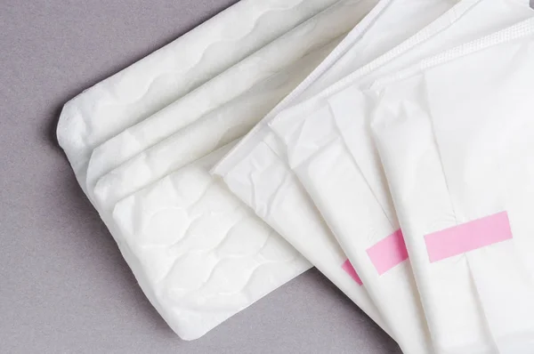 Almohadilla sanitaria de menstruación para la protección de la higiene femenina. Días críticos. Concepción médica — Foto de Stock