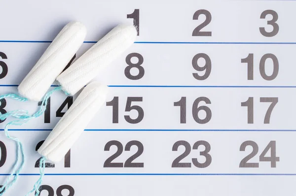 Menstrual calendar with tampons and pads. Menstruation cycle. Hygiene and protection — Stock Photo, Image