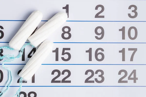 Tampon ve yastıkları ile adet takvim. Adet döngüsü. Hijyen ve koruma