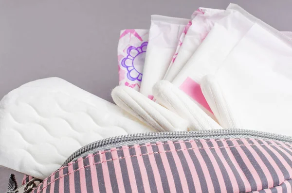 Tampões e almofadas menstruais em saco cosmético. Ciclo menstrual. Higiene e protecção — Fotografia de Stock