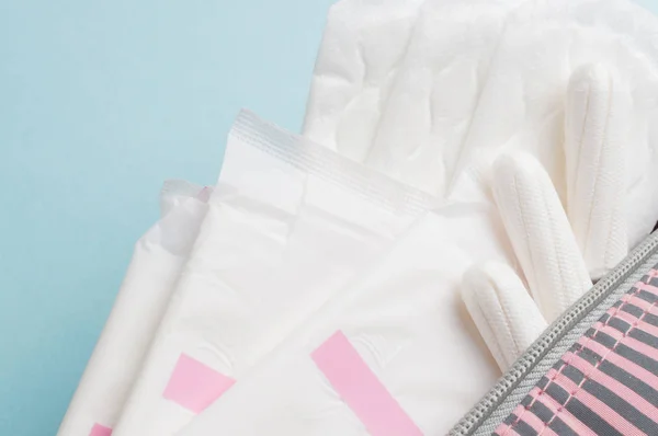 Assorbenti mestruali e pastiglie in sacchetto cosmetico. Ciclo mestruale. Igiene e protezione — Foto Stock